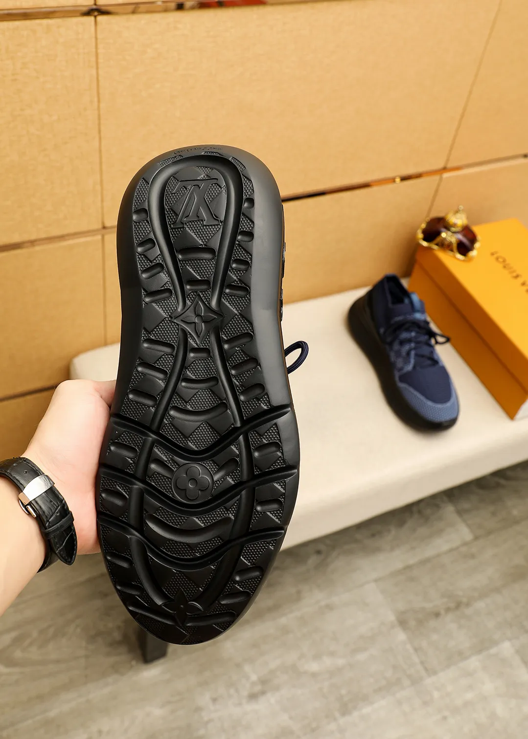 Men's men's shoes 💰480💐 Louis Vuitton Louis Vuitton 2025 new four-season lace-up series! The complex fly-knitting process for shoe uppers is now on the market. The counter has LV shape embossed stitching with original patterns, original raw materials, fabrics, and original fly-knitting! The inside is original and customized! 1:1 outsole mold opening! Foam outsole! 38-44 (45 customized)